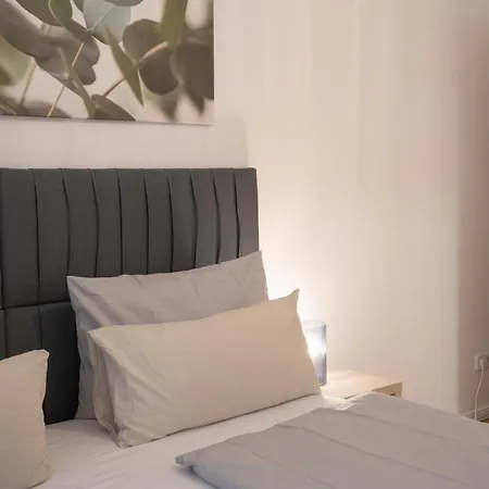 Urban Flats Apartment *