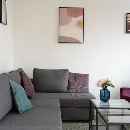 Urban Flats Apartment *