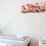 Urban Flats Apartment *