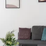 Urban Flats Apartment *