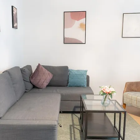 Urban Flats Apartment *
